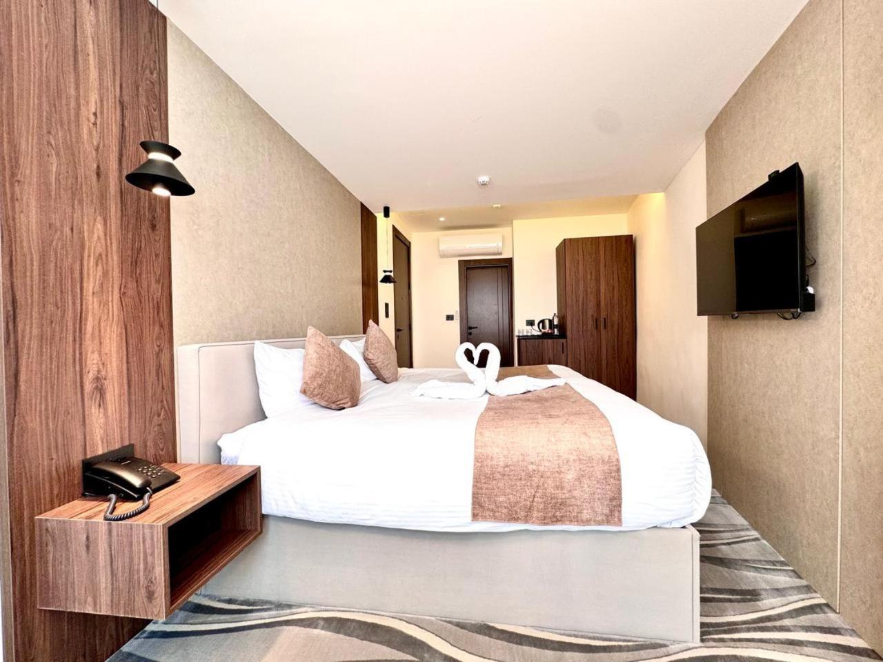 New Merryland Hotel Аман Екстериор снимка
