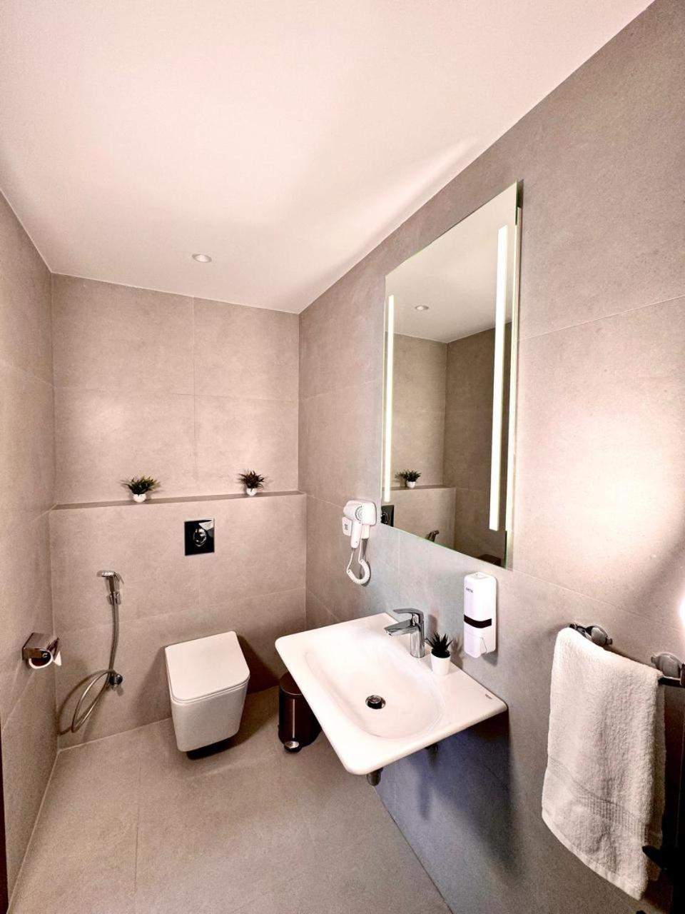 New Merryland Hotel Аман Екстериор снимка